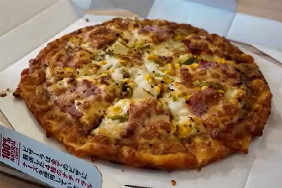 日本のカレー味のピザに感激【出典：YouTube「Bebechan - 日本のフランス人」よりスクリーンショット】