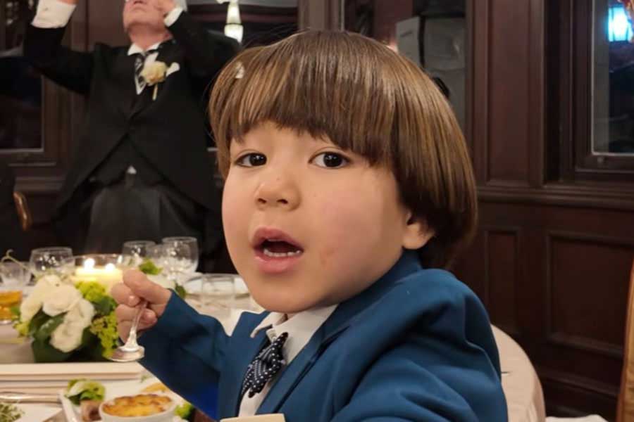 親族の結婚披露宴に参列したリノくん【出典:YouTube「Ami's Life」よりスクリーンショット】