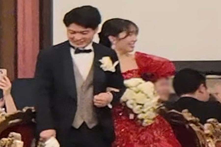 赤いドレスにお色直しした新婦を見てびっくり！【出典：YouTube「Ami’s Life」よりスクリーンショット】
