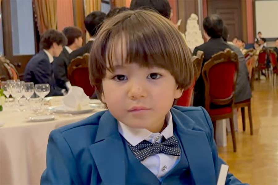 親族の結婚披露宴に参列したリノくん【出典:YouTube「Ami's Life」よりスクリーンショット】