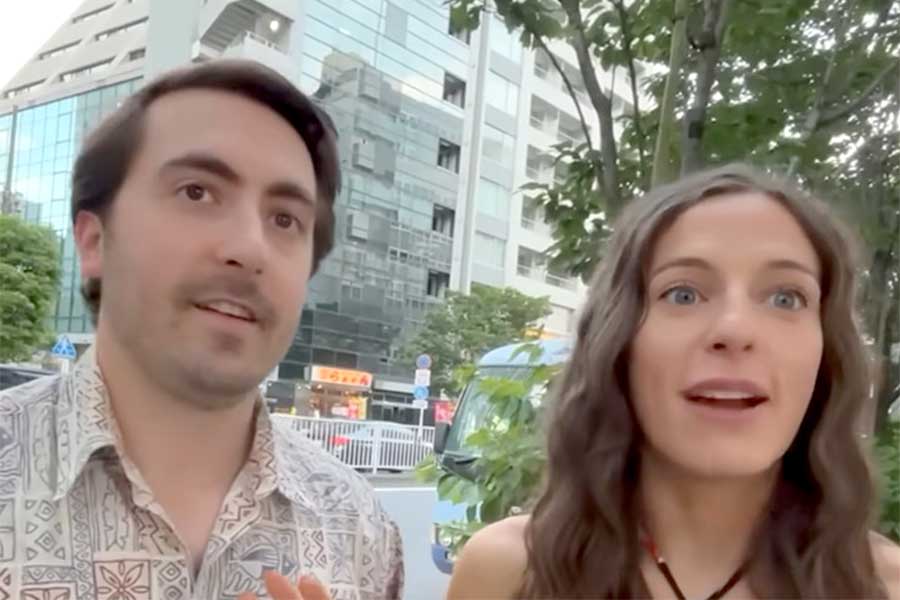 アメリカ出身のザックさんとアマンダさん【出典:YouTube「日本食冒険記Tokyo Food Adventures」よりスクリーンショット】