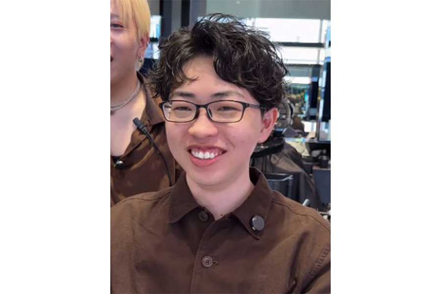 癖毛を味方にしたヘアスタイル【出典：インスタグラム（view_akada）よりスクリーンショット】