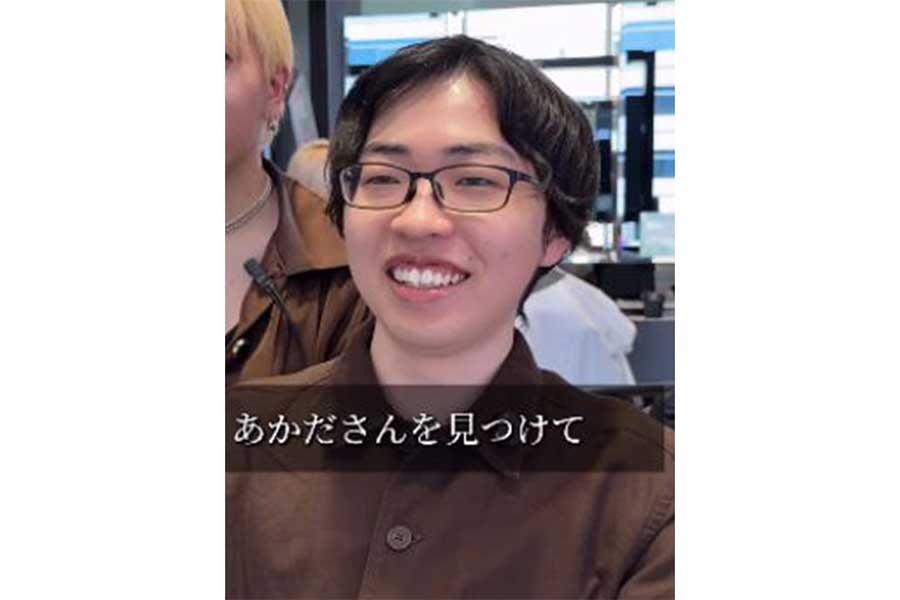 髪が伸びてうねりが気になる男性【出典：インスタグラム（view_akada）よりスクリーンショット】
