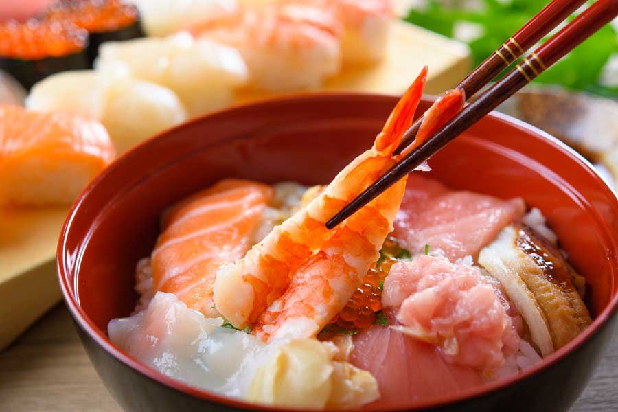 ヘルシーなイメージがある海鮮丼や握り寿司（写真はイメージ）【写真：PIXTA】