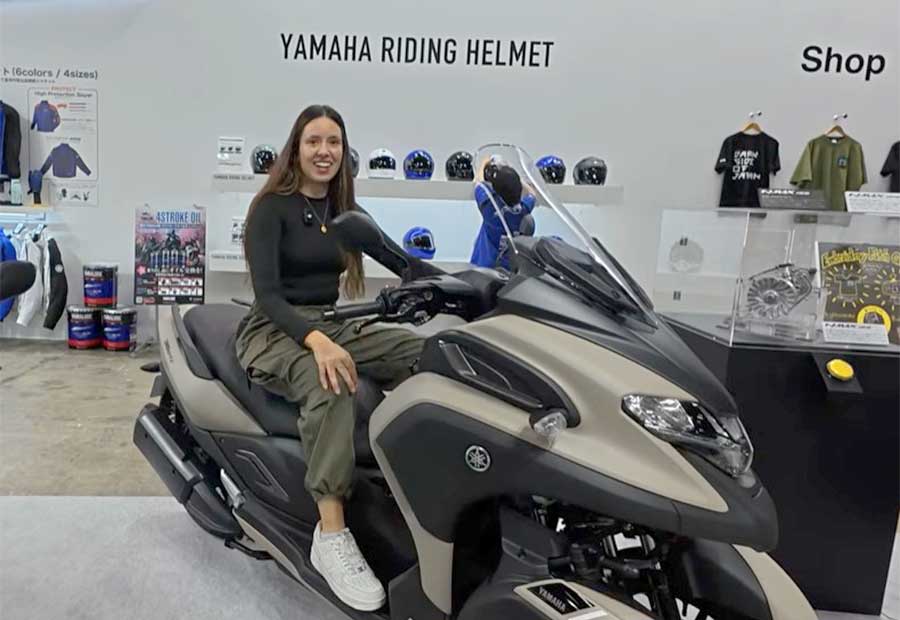 ヤマハのバイクに大興奮するジジさん【出典：YouTube「Ori＆Kaito」よりスクリーンショット】