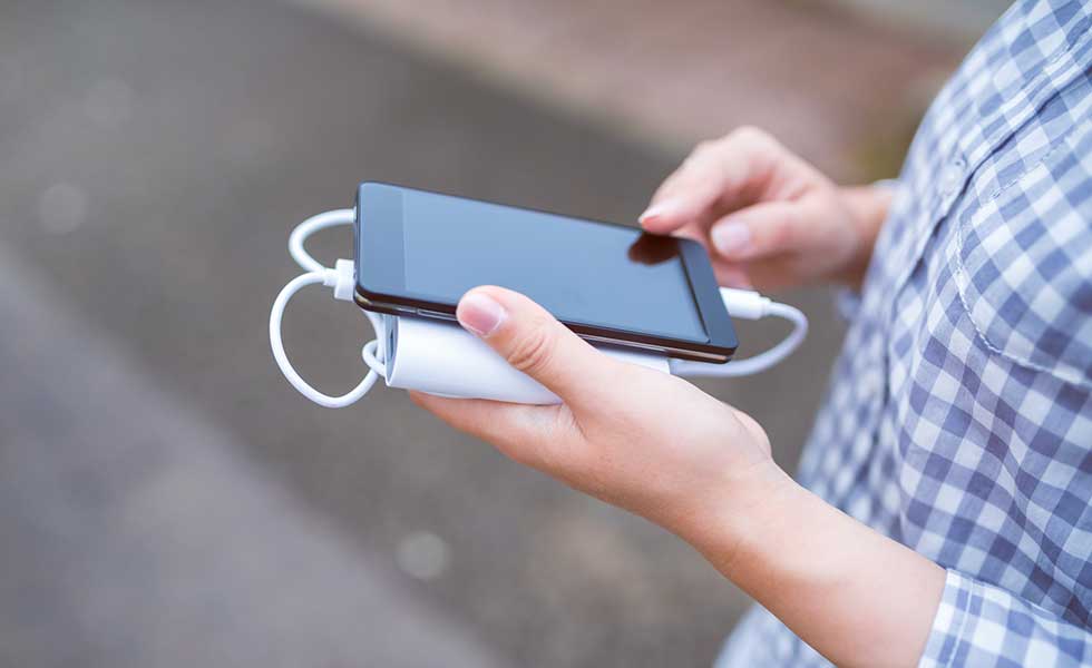移動中に便利なモバイルバッテリー。取り扱いには要注意(写真はイメージ)【写真:PIXTA】