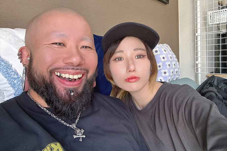 現在の(左から)配偶者さんとMINMIさん【写真提供:Akimoto MINMI(akimoto_family)さん】