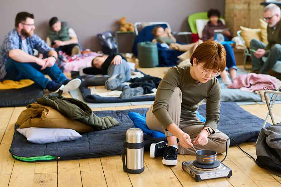 プライバシーの確保が課題になりがちな避難所での生活(写真はイメージ)【写真:PIXTA】