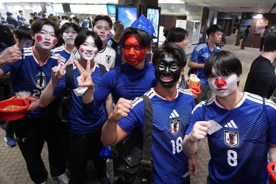 ユニフォームを着て盛り上がる日本サポーターたち【写真：産経新聞社】