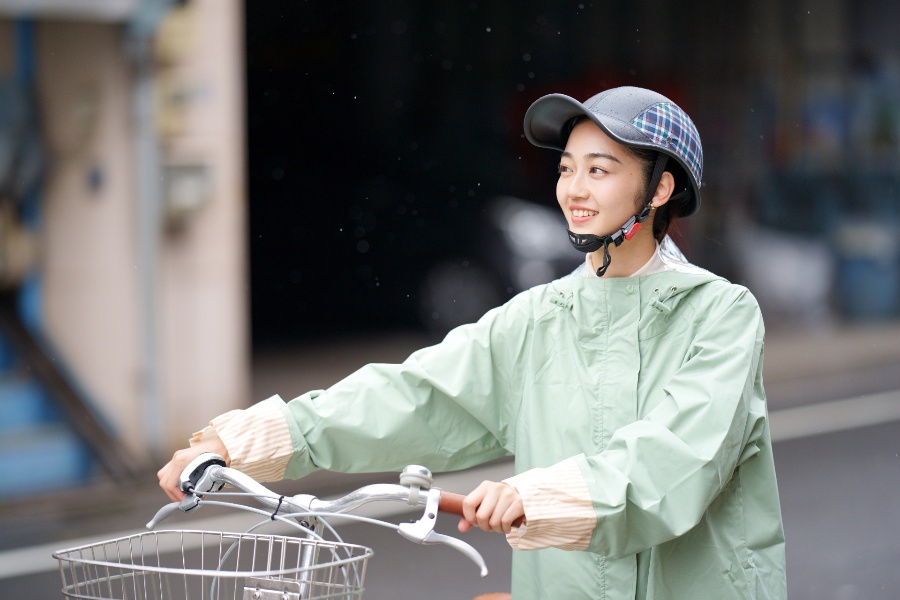 とくに梅雨時季は活用機会が多いレインコート（写真はイメージ）【写真：写真AC】