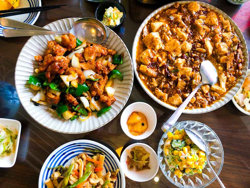 中華料理はシェア前提で、一品一品のボリューム満点（写真はイメージ）【写真：写真AC】