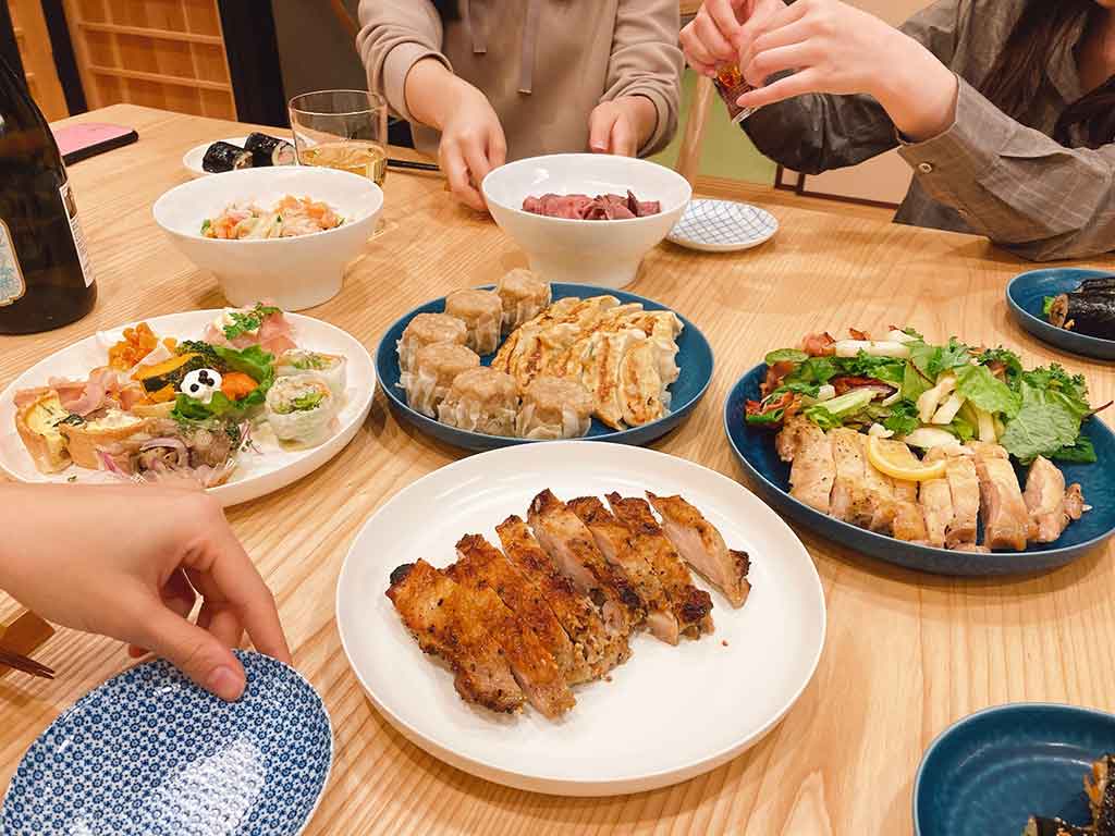 大皿から料理をシェアして食べることにびっくり（写真はイメージ）【写真：写真AC】