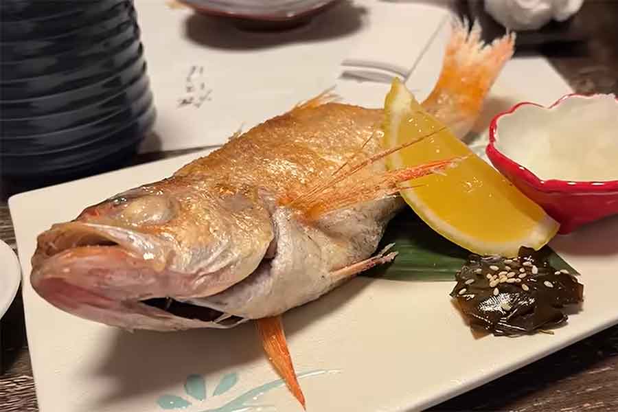 頭やシッポがついたままのノドグロの素焼きにびっくり【出典：YouTube「ボンソワールTV BonSoirTV」よりスクリーンショット】
