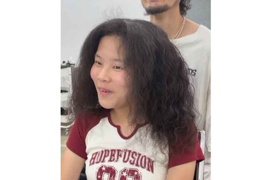 ボリュームがありすぎて髪を下ろすこともできない女の子【出典：インスタグラム（toru_curly_hair）よりスクリーンショット】