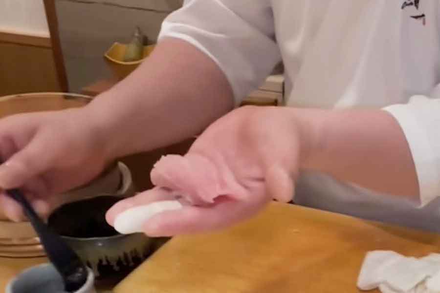 大トロの握りに感動【出典：YouTube「日本食冒険記Tokyo Food Adventures」よりスクリーンショット】