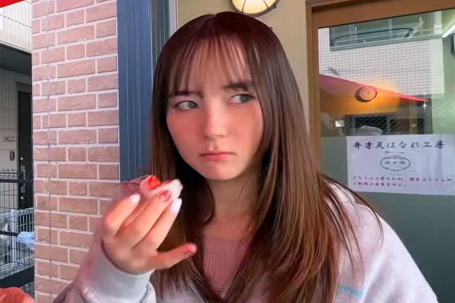 オーストラリア人のパパと日本人のママを持つキアラちゃん【出典：YouTube「Life with Kiara」よりスクリーンショット】