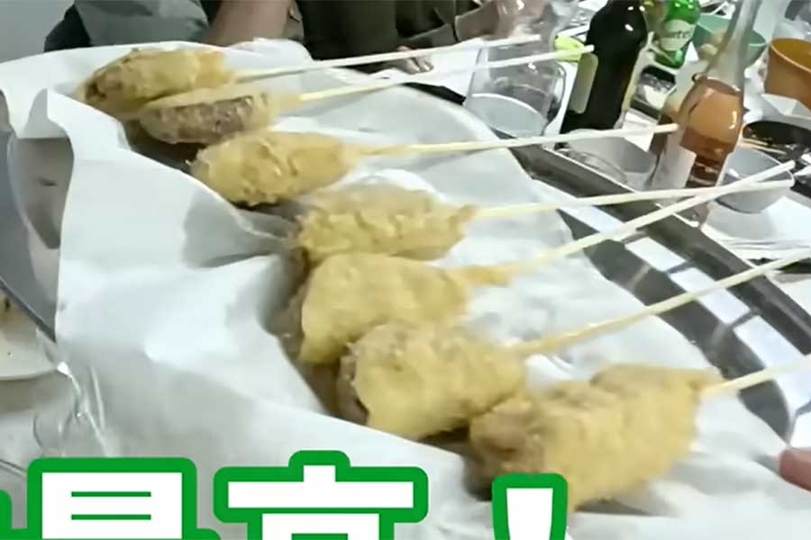 揚げたサツマイモのおいしさに、フランス人が大喜び【出典：YouTube「Macaron Chan 南フランス田舎娘」よりスクリーンショット】