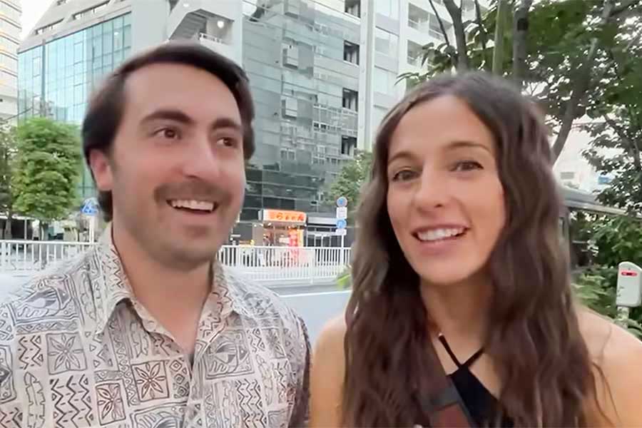 アメリカから来た(左から)ザックさんとアマンダさん【出典:YouTube「日本食冒険記Tokyo Food Adventures」よりスクリーンショット】