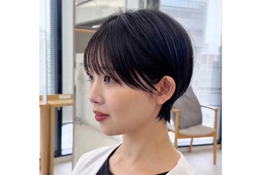 すっきりショートに大満足の女性【出典：インスタグラム（view_terashi_short）よりスクリーンショット】