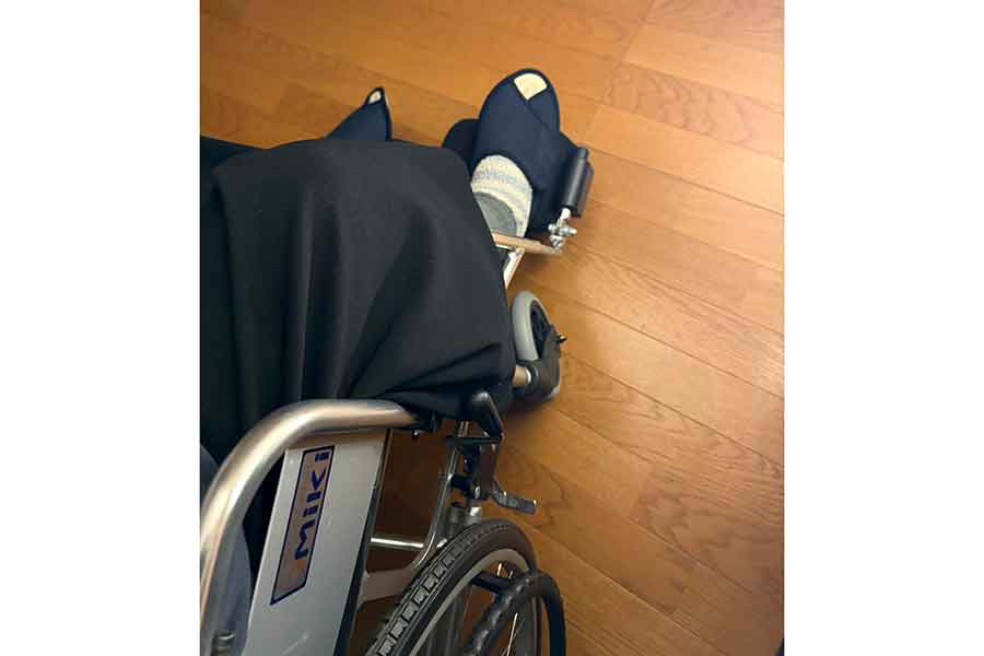 車いすに乗る石楠花さん【写真提供：石楠花（hana.rhododendron）さん】