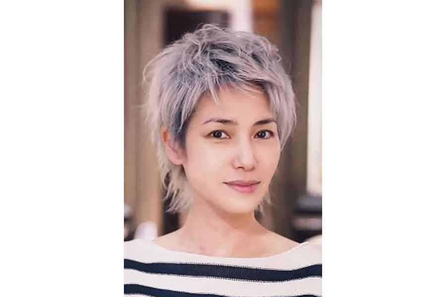 シルバーカラーのウルフヘアに大変身【出典:インスタグラム(yasuhiro002)よりスクリーンショット】