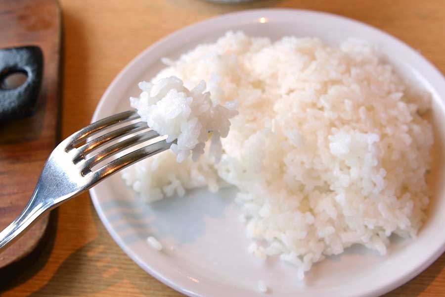 ライスをフォークの背にのせて食べるほうが上品？（写真はイメージ）【写真：写真AC】