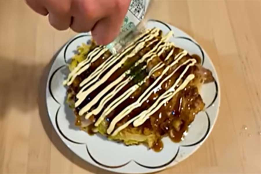 「日本に染まったあと」は関西風のお好み焼き【出典：インスタグラム（bebechan_france）よりスクリーンショット】