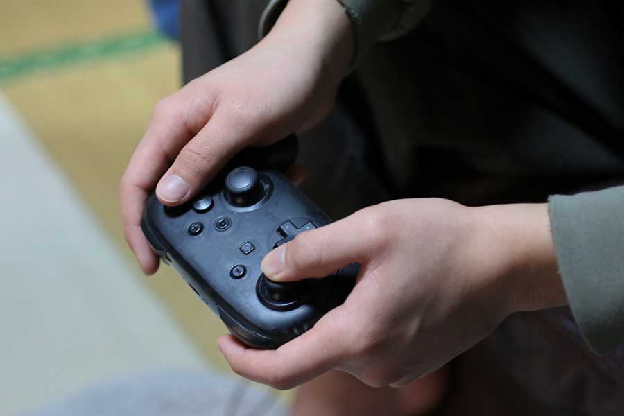 子どもに「ゲーム禁止」させる家庭も（写真はイメージ）【写真：写真AC】