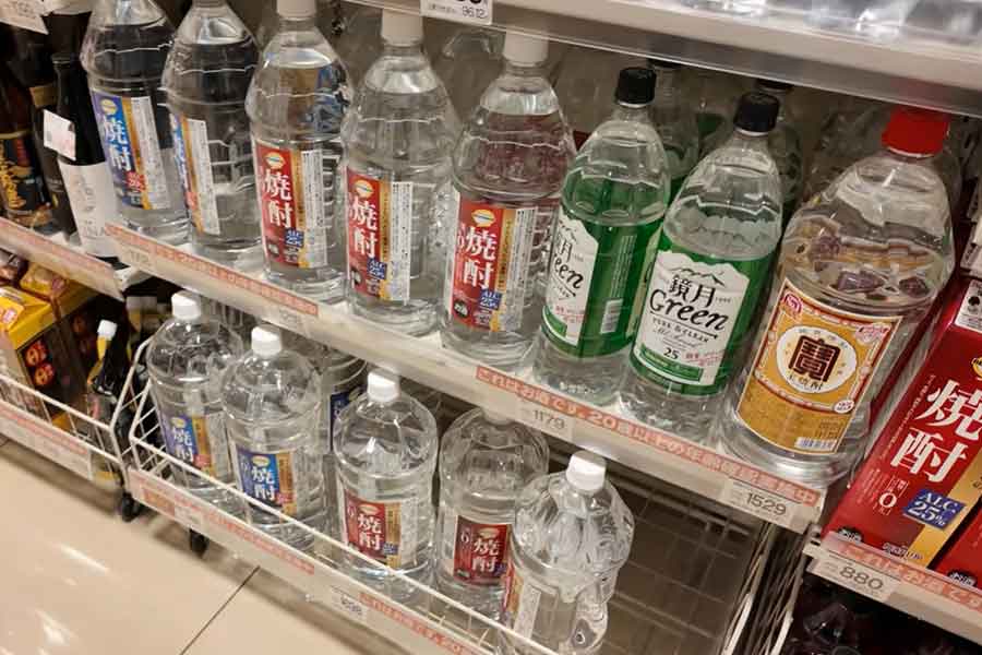 大きなボトルに入った焼酎を水と勘違い【出典：YouTube「Jason Ray ジェイソンレイ」よりスクリーンショット】