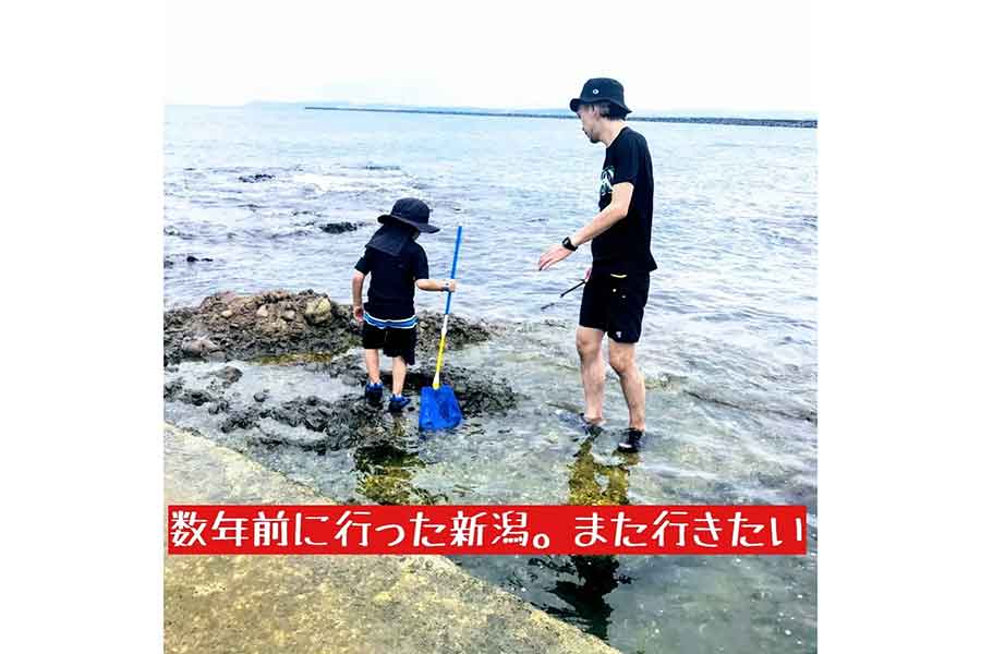 病気が発覚する前に子どもと海で遊んだときの様子【写真提供：けい（@kei_ganlife）さん】