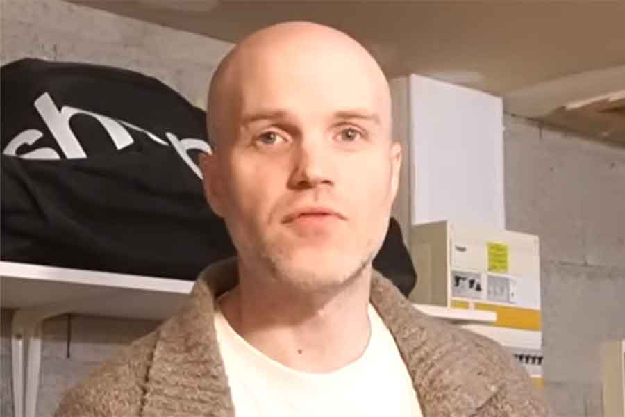 さわさんの夫で、フランス人のエルワンさん【出典：YouTube「さわ フランス暮らし - Sawa France」よりスクリーンショット】
