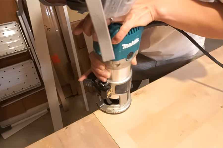 マキタの電動工具に夢中【出典：YouTube「さわ フランス暮らし - Sawa France」よりスクリーンショット】