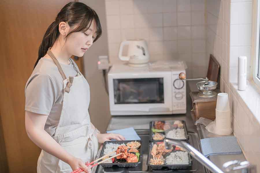 料理中のキッチンなど、気温が上がりコバエが発生しやすい時期に（写真はイメージ）【写真：写真AC】