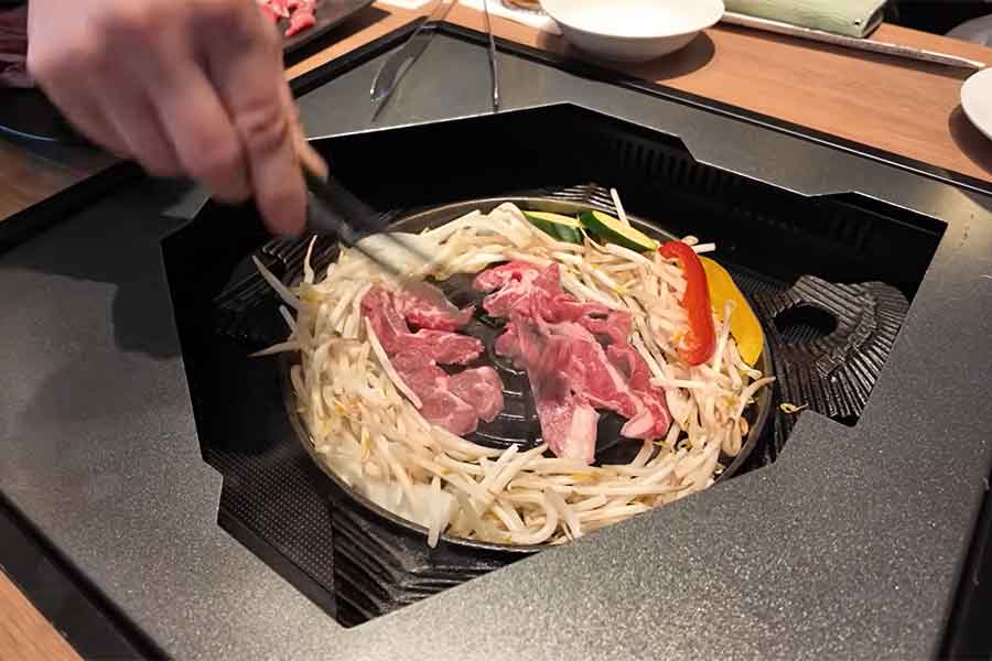 北海道名物のジンギスカンに感動【出典：YouTube「Bebechan - 日本のフランス人」よりスクリーンショット】
