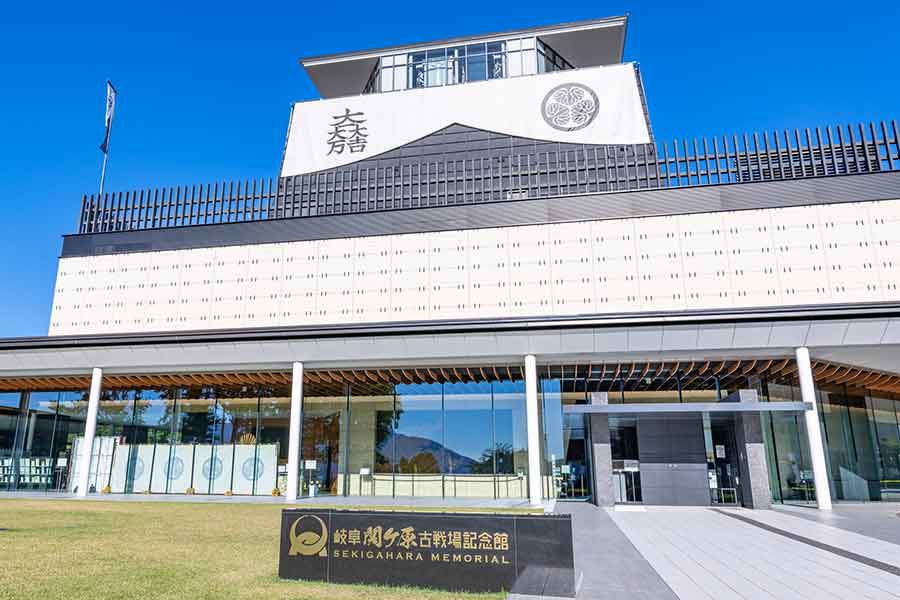 JR関ケ原駅から徒歩数分の「岐阜関ケ原古戦場記念館」【写真：PIXTA】