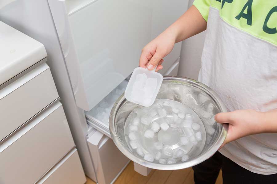 やけどを負った際のNG応急処置。とくに子どもの場合、氷水は低体温症を起こす場合も（写真はイメージ）【写真：PIXTA】