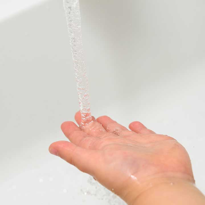 5～15分程度、やけどの範囲が狭い場合は水道水の流水を直接患部に当て、範囲が広い場合はシャワーを利用して冷やすと良い（写真はイメージ）【写真：PIXTA】