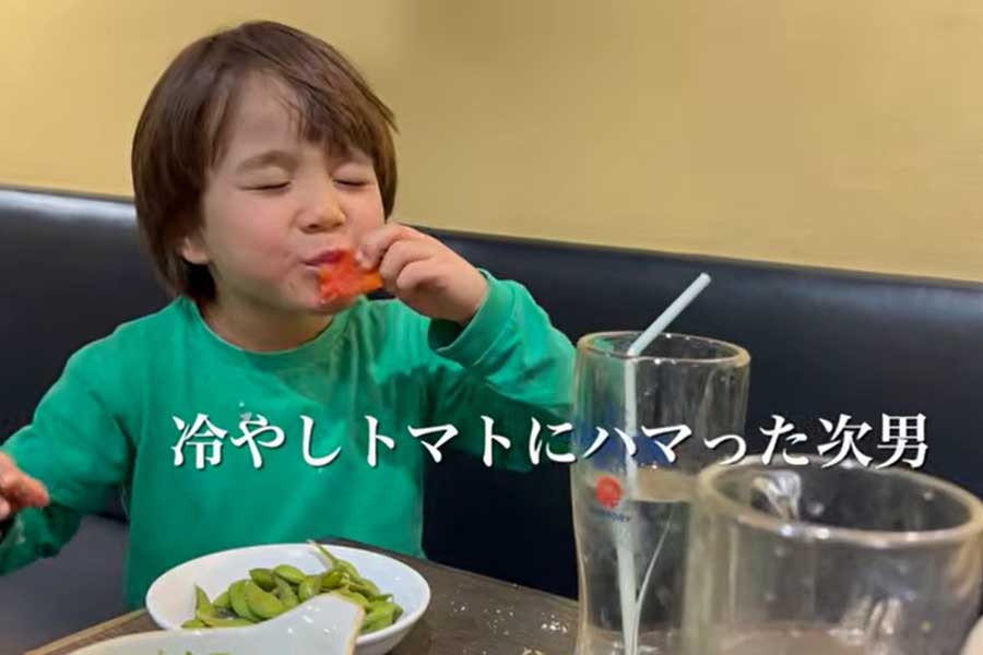 冷やしトマトに夢中になるリノくん【出典：YouTube「Ami's Life」よりスクリーンショット】