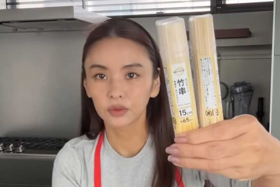 勘違いして竹串を2パック購入【出典：YouTube「TAKIMAKI Channel / 滝沢眞規子Official」よりスクリーンショット】