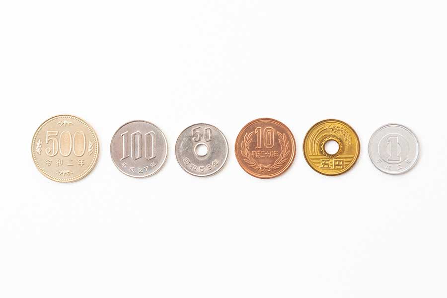 5円玉だけは、金額が洋数字ではなく漢数字で書かれている【写真：PIXTA】