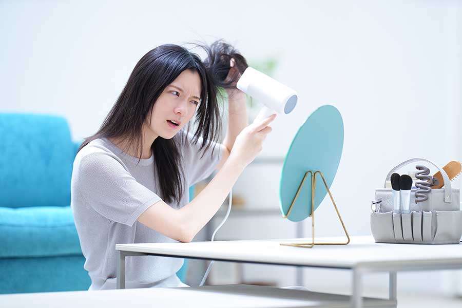 髪の中間から毛先を下から上に向かって乾かすと、パヤ毛が目立ちやすい（写真はイメージ）【写真：写真AC】