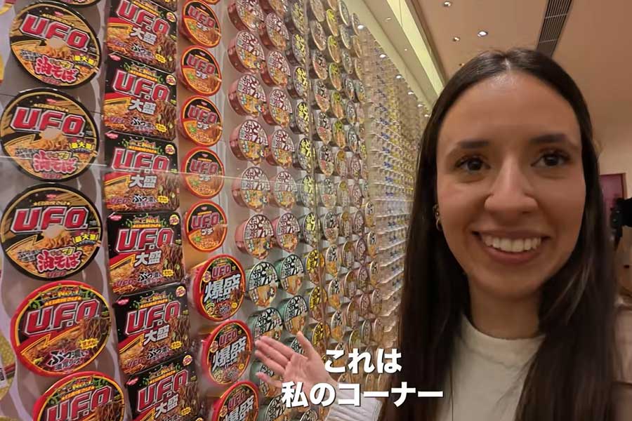 カップ焼きそばがお気に入りのジジさん【出典：YouTube「Ori＆Kaito」よりスクリーンショット】