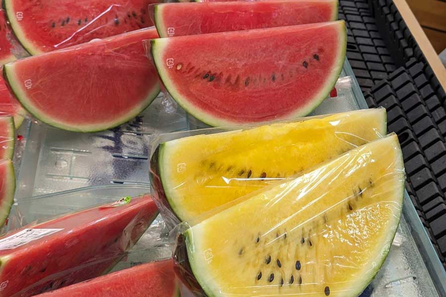 店頭に並ぶ赤いスイカと黄色いスイカ（写真はイメージ）【写真：写真AC】