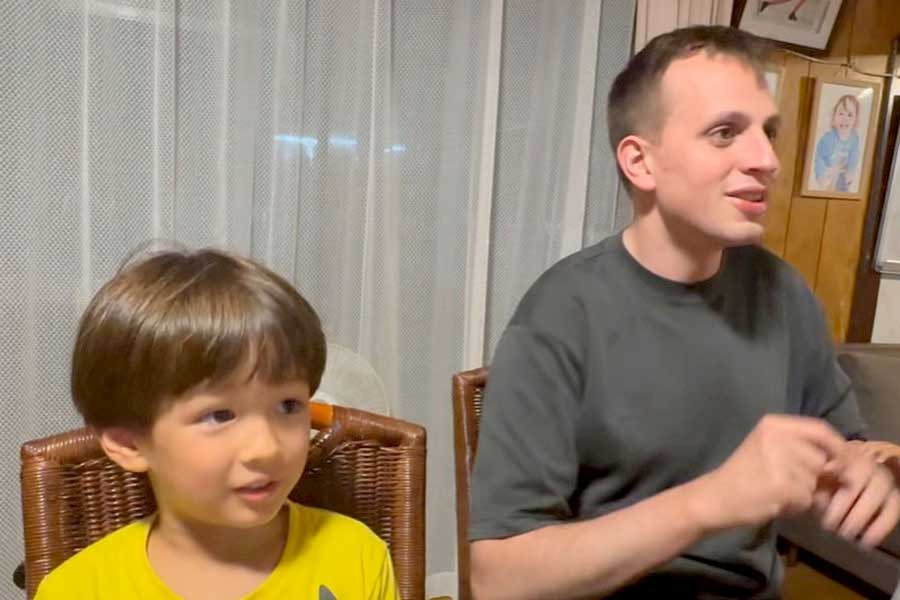 スイス人パパのファビオさん（右）と、長男のミオくん【出典：YouTube「Ami's Life」よりスクリーンショット】