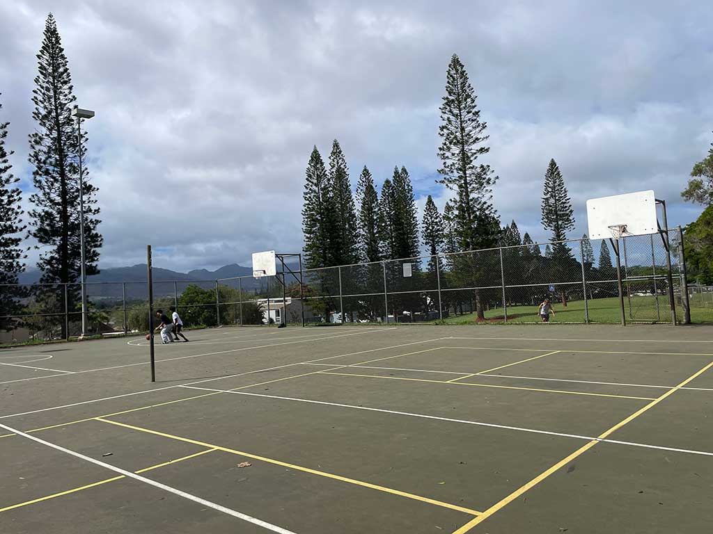ハワイでは、体育館がない小学校がほとんど。隣接する屋外の公共施設で、バスケやバレーボールの部活動をするのはカルチャーショックだった【写真：i-know】