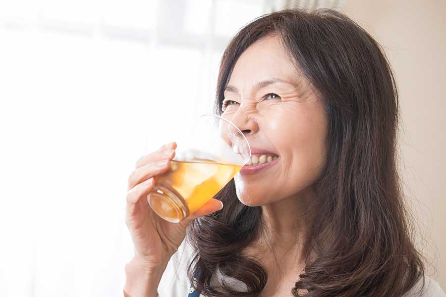 健康や美容を目的に、黒酢などの健康酢ドリンクを習慣的に飲む人も少なくない（写真はイメージ）【写真：PIXTA】