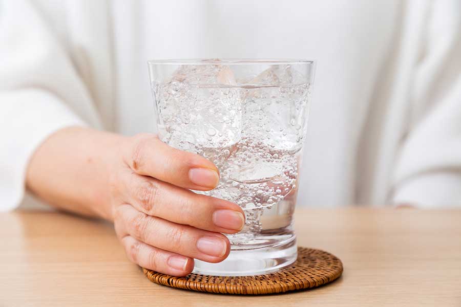 炭酸水は無糖であっても、飲み方次第で歯のトラブルにつながる場合が(写真はイメージ)【写真:PIXTA】