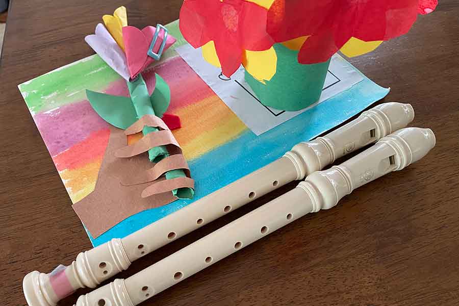 音楽の授業がないことを補うため、自宅でリコーダーを練習中。後ろに写っているのは、母の日の工作。イベント時のみ学校で工作をする【写真:i-know】