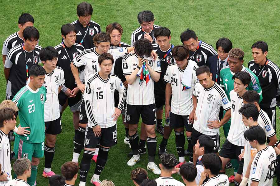 ブラジル戦を終え、森保一監督の言葉に耳を傾ける日本代表の選手たち【写真:産経新聞社】
