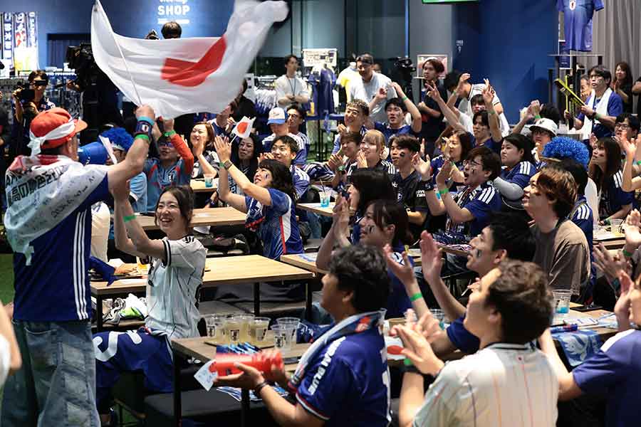 ブラジル戦で日本から声援を送るサポーターたち【写真:産経新聞社】
